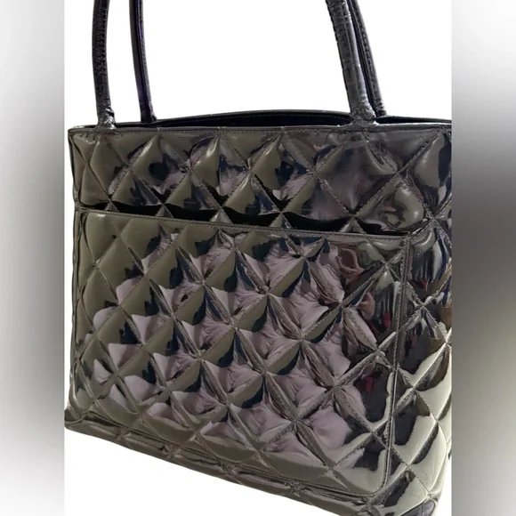 Auth CHANEL medallion tote glossy patent leather Black quilted CC vintage Bag - Picture 12 of 16